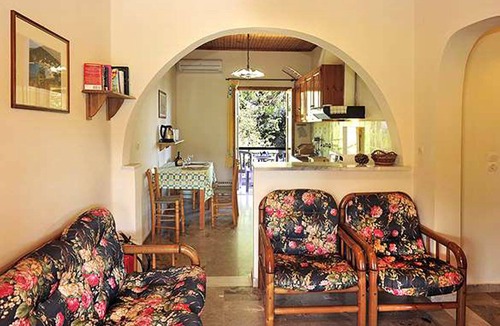 Petaleia Apartment | Cochelli Villas (Upper Floor)