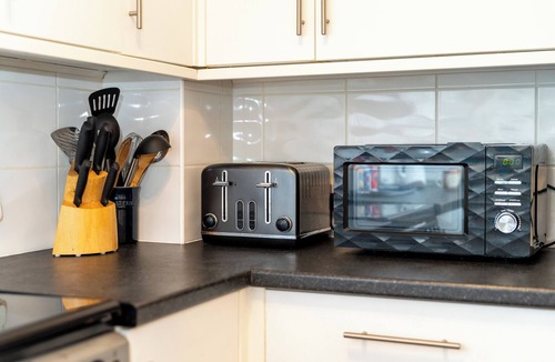 Crynant House | Comfortable & Spacious Entire Holiday home in Llanelli. Pet Friendly.