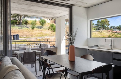 Schotsche Kloof Apartment | Contemporary 3-Bedroom in Bo-Kaap | Views and Pool