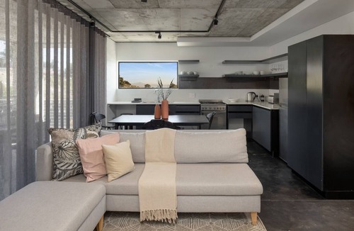Schotsche Kloof Apartment | Contemporary 3-Bedroom in Bo-Kaap | Views and Pool