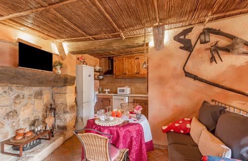 Pontons House | Country House 'La Cova De Can Pavet' with Mountain View, Private Terrace and Wi-Fi