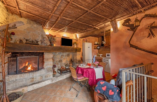 Pontons House | Country House 'La Cova De Can Pavet' with Mountain View, Private Terrace and Wi-Fi