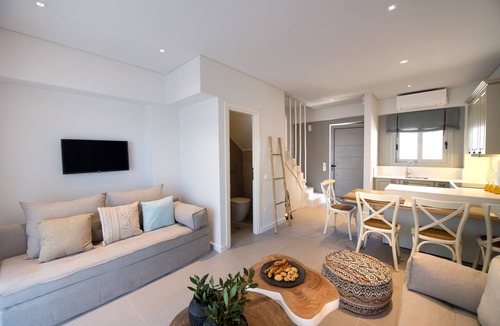 Nikiana Hotel | Crystal Waters