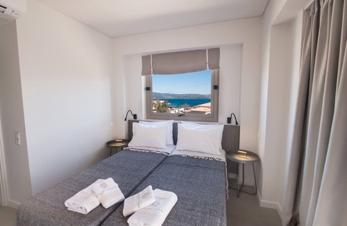Nikiana Hotel | Crystal Waters