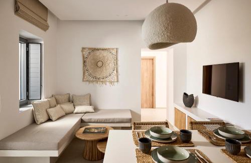 Tripiti House | Dash Milos