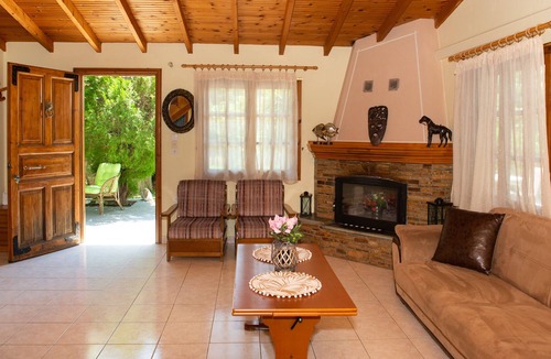 Megalos Prinos Villa | Detached beach house with large garden