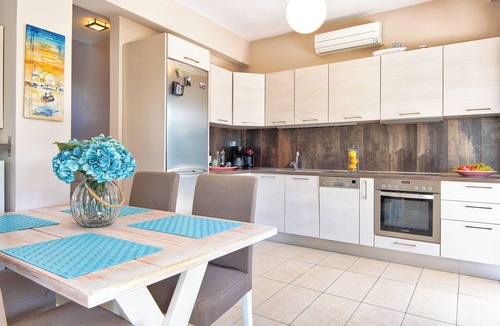 Kontos House | Elegant maisonette with Garden, steps to the Beach