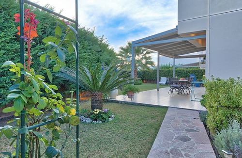 Kontos House | Elegant maisonette with Garden, steps to the Beach