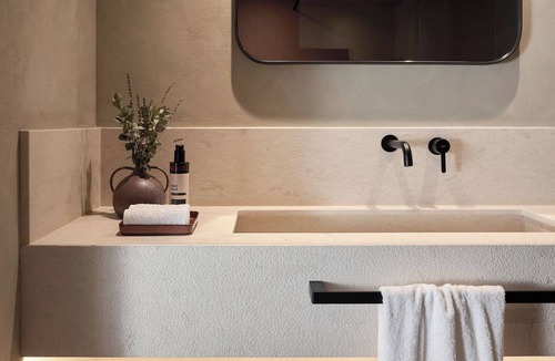 Pefki Hotel | Ella Rocrita