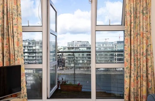 Grand Canal Dock Apartment | Flat w/Balcony & Canal view - 4min to station
