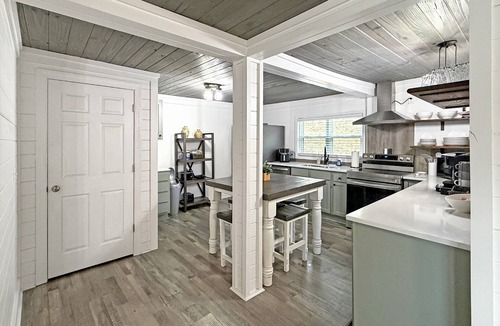 Lookout Valley Neighborhood Association House | Free Ruby Falls Ticket & More -Private pond stocked with fish-game room-fireplace-2 acres to explore
