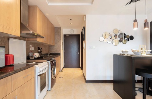 Jumeirah Lake Towers Apartment | GuestReady - Studio | Balcony- Lake view