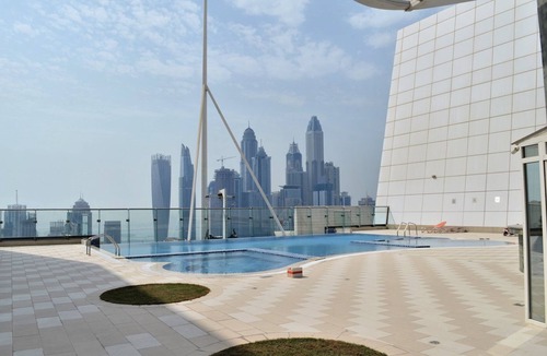 Jumeirah Lake Towers Apartment | GuestReady - Studio | Balcony- Lake view