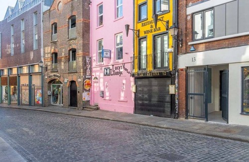 City Centre Dublin Apartment | GuestReady - The Exec Room at Fownes Street - R10