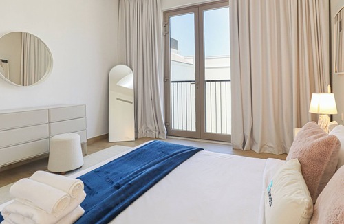 Jumeira 1 Apartment | HiGuests - La Rive Classy 2BR & Balcony