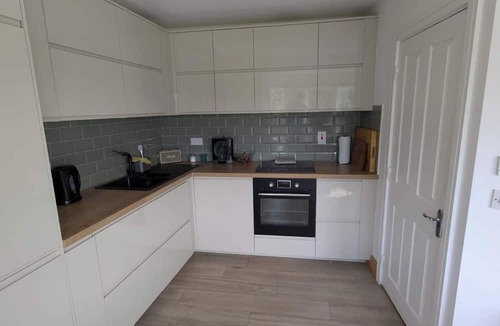 Ongar Apartment | Large, Newly updated 3BD Duplex, 20Min to Airport