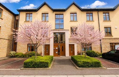Castleknock House | Modern Double Room with Private Bathroom near Dublin Airport
