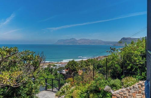 Muizenberg Cottage | Modern Sea Facing cottage in charming St James, Cape Town