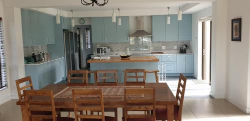 Raithby House | Modern spacious home in heart of Cape Winelands