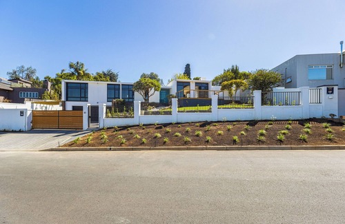 Parow House | Modern Stellenberg Retreat w Pool, Cool AC & Mountain Views