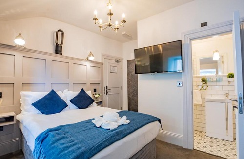 Sutton Cross Apartment | Modern Studio - Steps from Marina