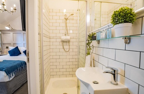 Sutton Cross Apartment | Modern Studio - Steps from Marina