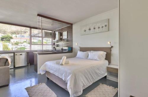 Three Anchor Bay Apartment | Montclair 60B