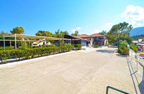 Alikanas Apartment | Oasis Beachfront Studios & Apartments, by ZanteWize