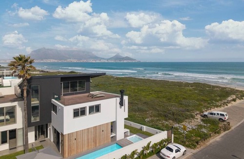 Sunset Beach House | Ocean 9 - Beachfront Lodge