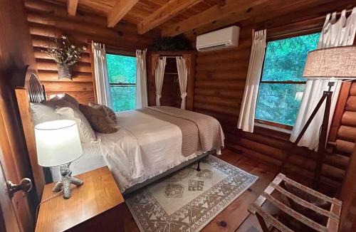 Benton House | Ocoee Cabin Beautiful Cabin On The River's Edge