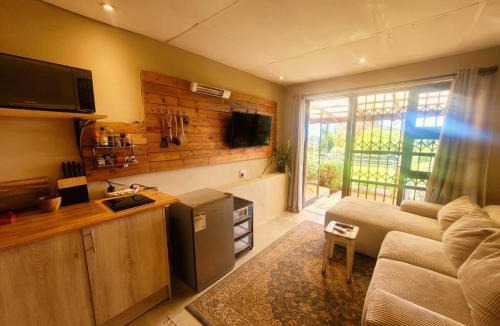 Muizenberg Apartment | Panoramic Mountain Views Off-Grid Private Bungalow