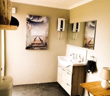 Muizenberg Apartment | Panoramic Mountain Views Off-Grid Private Bungalow