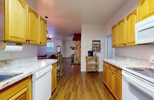Sylva House | Papa's Mountain Stream Cabin