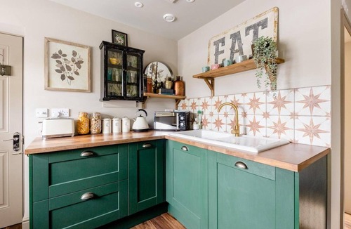 Cobham House | Peaceful Studio Flat With Patio and Dogs Allowed