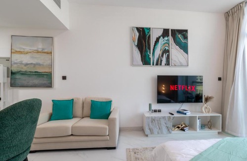 International City Apartment | Queen Bed, Full Kitchen, New Unit