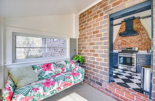 Zanoni Cottage | Radiant Gloucester House w/Private Porch!