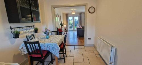 Castleknock House | Refurbed Modern & Stylish 3BD - Garden Pets OK