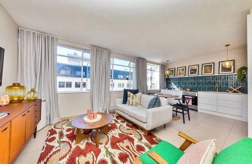 Cape Town City Centre Apartment | Refurbished Studio Apart in the Heart of Cape Town