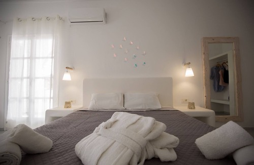 Perissa House | Relaxing environment under trees with a swimming pool, a pool bar.