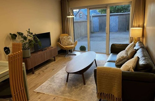 Galway Apartment | Seaside Hideaway by Grattan Beach (Parking Included)