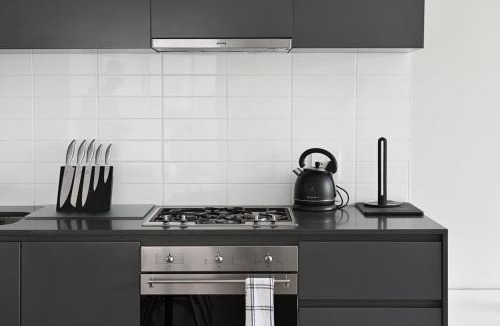 Three Anchor Bay Apartment | Secure 2Bed Green Point Retreat with Rooftop Pool & BBQ