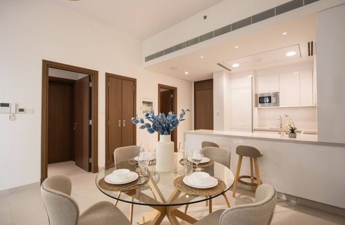 Al Safa Apartment | Serene 1BR | Canalfront Living in Al Wasl