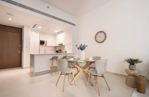 Al Safa Apartment | Serene 1BR | Canalfront Living in Al Wasl