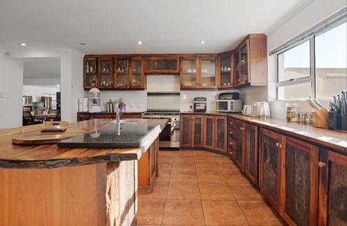 Bloubergstrand House | Spacious 5 Bedroom family Home, with a garden and braai facilities