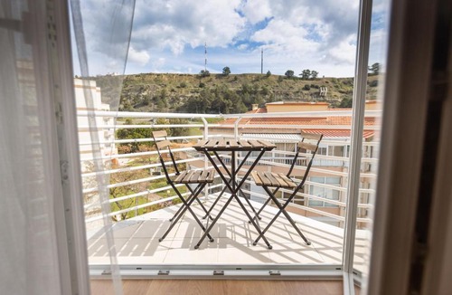 Pica Galo Apartment | Spacious Beach Flat in Costa Caparica by Soulplaces
