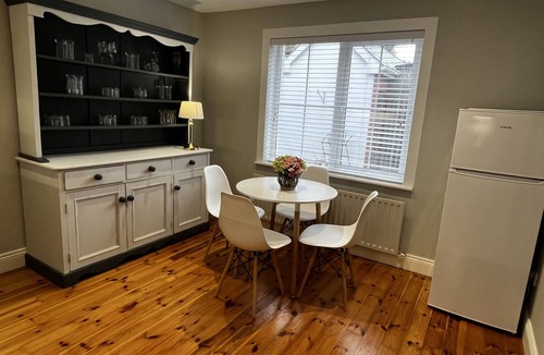 Lecemy House | * Spacious | Comfortable & Chic | Walk to Town *