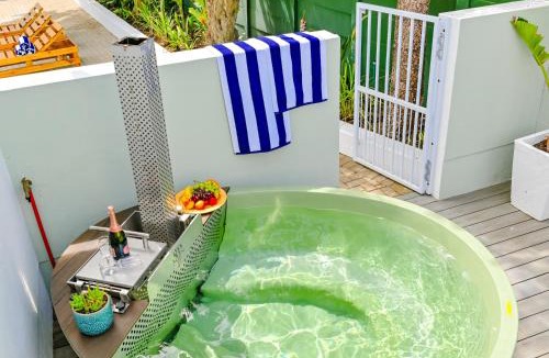 Bloubergstrand House | Spray Villa Bloubergstrand with hot tub and close to the beach