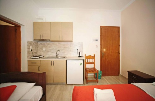 Vassiliki Apartment | Studio Apartment 'Studios and Apartments Thomas 2' with Balcony, Wi-Fi and Air Conditioning