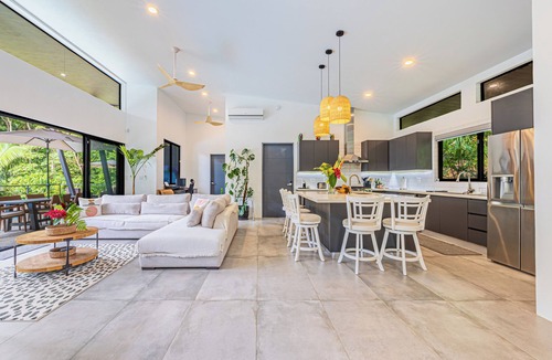 Hatillo Villa | Stunning 4-bedroom villa with infinity pool, 15 min. from Dominical