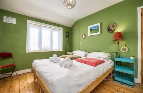 Glasnevin Apartment | Sunny 3BR with backyard Near Drumcondra Train Station